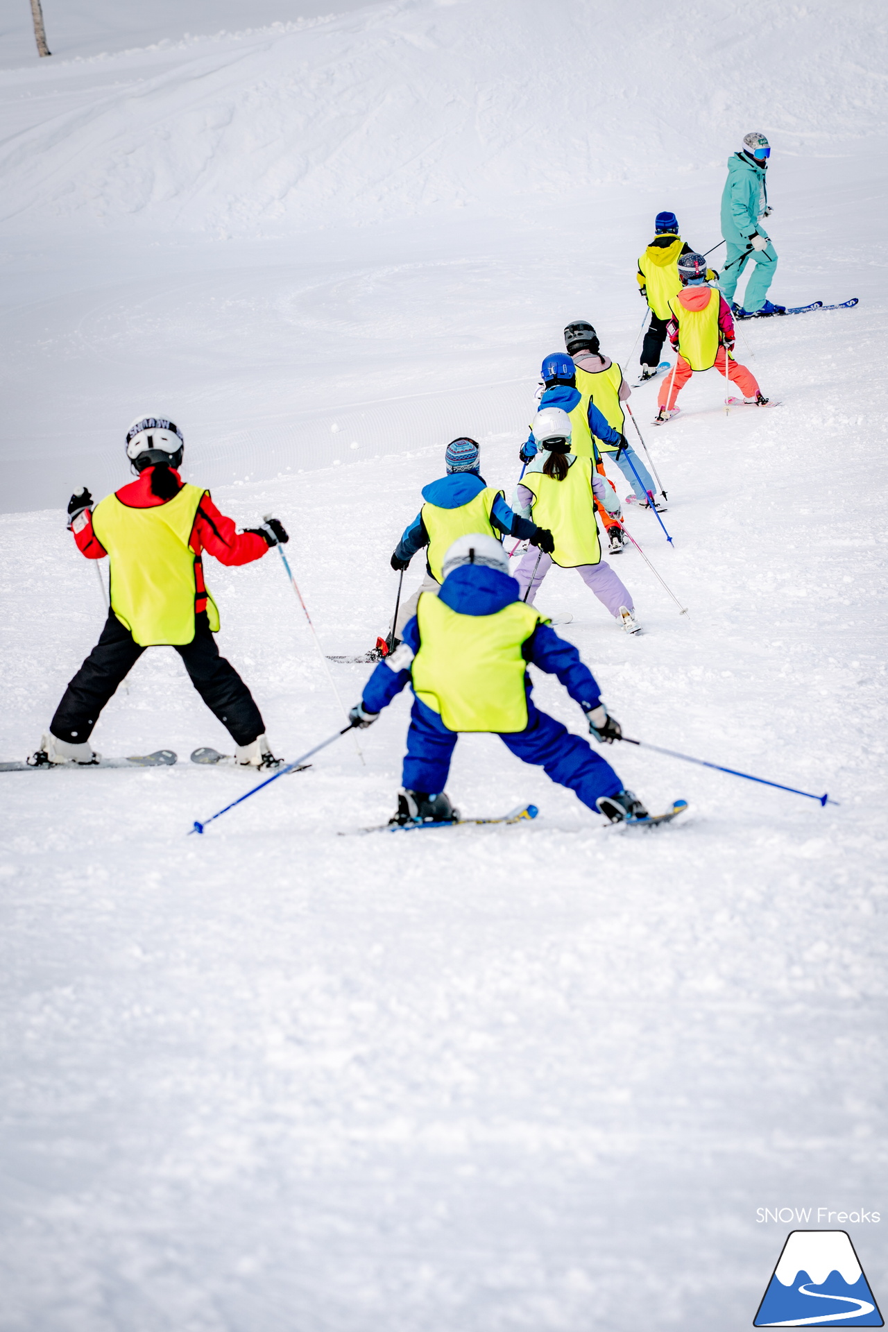 井山敬介さんと秋元日菜子さんのコンビは今年も健在！さらに、サプライズゲストも登場？！憧れのスキーヤーと一緒に雪と戯れ、『いちえ』の美味しいランチをいただく…。夢のようなイベント。めもるホールディングス presents プロスキーヤー・井山敬介さんと行く｜ダイナスティスキーリゾート